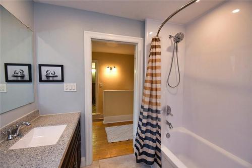 Updated shower - 122 Haddon Avenue S, Hamilton, ON - Indoor Photo Showing Bathroom