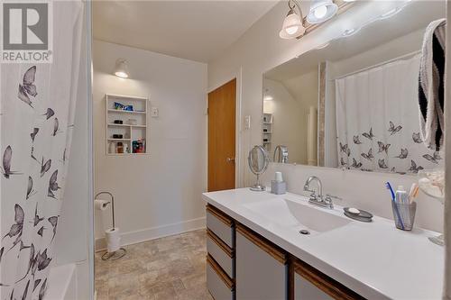 52 Queen Street, Renfrew, ON - Indoor Photo Showing Bathroom