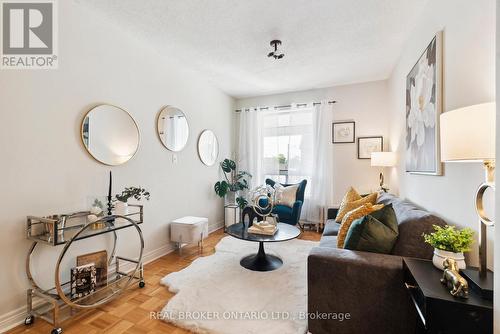 8 Beaver Avenue, Toronto (Dovercourt-Wallace Emerson-Junction), ON - Indoor Photo Showing Dining Room