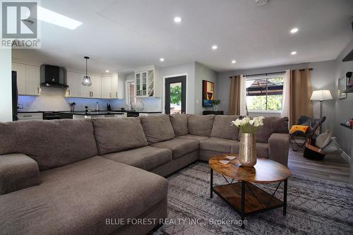 371 Sherwood Avenue, Central Elgin (Belmont), ON - Indoor Photo Showing Living Room