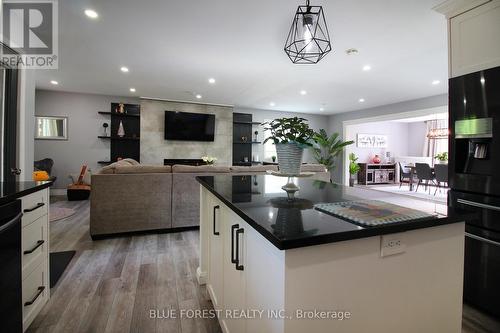 371 Sherwood Avenue, Central Elgin (Belmont), ON - Indoor Photo Showing Kitchen