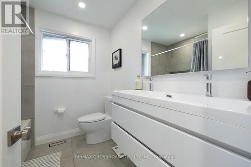 36 Queen Street, Barrie, ON - Indoor Photo Showing Bathroom