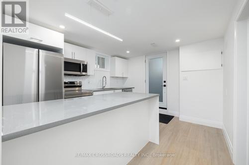 36 Queen Street, Barrie (City Centre), ON - Indoor Photo Showing Kitchen