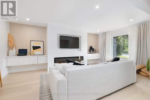 36 Queen Street, Barrie (City Centre), ON - Indoor Photo Showing Living Room With Fireplace