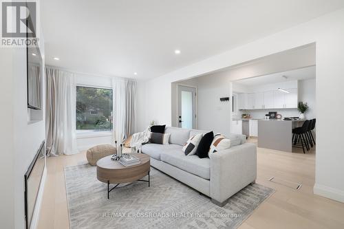 36 Queen Street, Barrie, ON - Indoor Photo Showing Living Room