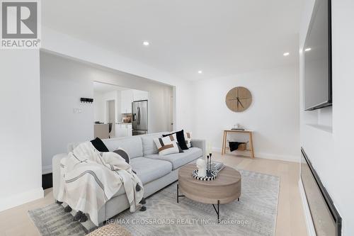 36 Queen Street, Barrie (City Centre), ON - Indoor Photo Showing Living Room