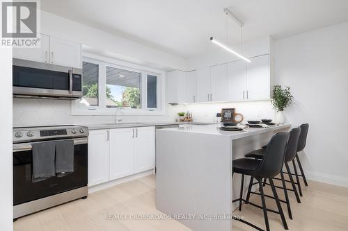 36 Queen Street, Barrie, ON - Indoor Photo Showing Kitchen