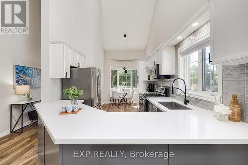 7 - 3045 New Street, Burlington, ON - Indoor Photo Showing Kitchen With Upgraded Kitchen