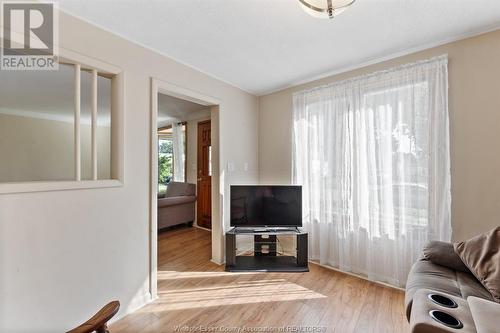 1517 Westminster Boulevard, Windsor, ON - Indoor Photo Showing Living Room