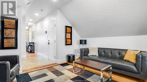 1165 Ouellette Avenue, Windsor, ON - Indoor Photo Showing Living Room