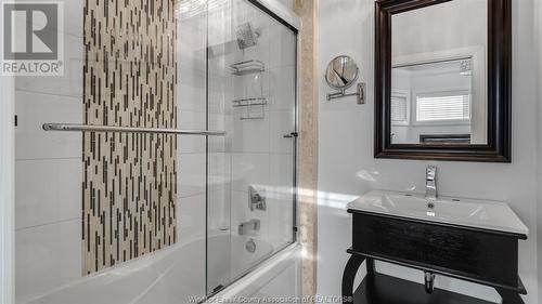 1165 Ouellette Avenue, Windsor, ON - Indoor Photo Showing Bathroom