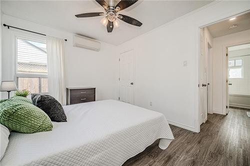 127 East 33Rd Street, Hamilton, ON - Indoor Photo Showing Bedroom