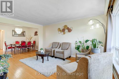 16 Heavitree Drive, Toronto (Downsview-Roding-Cfb), ON - Indoor Photo Showing Living Room