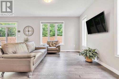 1051 Wright Drive, Midland, ON - Indoor Photo Showing Living Room