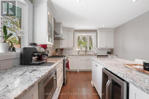 9 Green Pine Avenue, Springwater (Midhurst), ON - Indoor Photo Showing Kitchen With Upgraded Kitchen