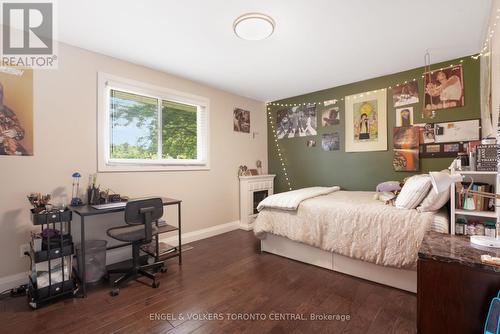 9 Green Pine Avenue, Springwater (Midhurst), ON - Indoor Photo Showing Bedroom