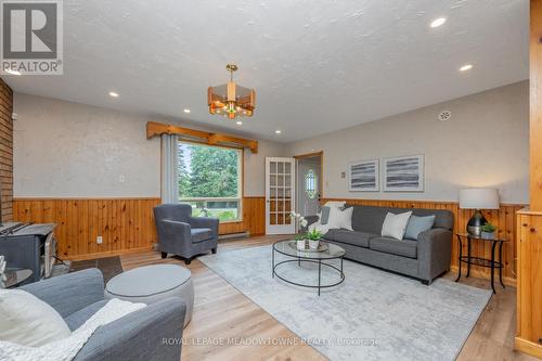 13055 Fourth Line, Milton (Nassagaweya), ON - Indoor Photo Showing Living Room