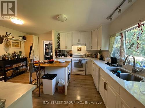 261 Cherryhill Road, Oakville, ON - Indoor Photo Showing Kitchen With Double Sink