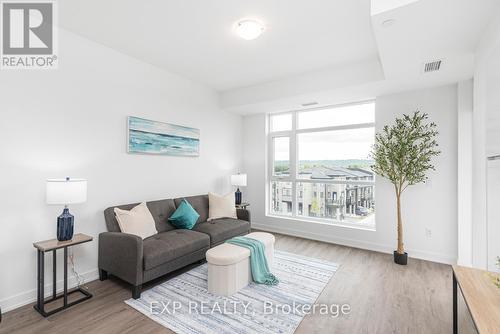 403 - 600 North Service Road, Hamilton, ON - Indoor Photo Showing Living Room