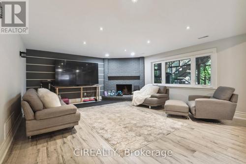 11 Mulberry Mews, Markham (Aileen-Willowbrook), ON - Indoor Photo Showing Living Room With Fireplace