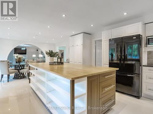 805 Lockwood Circle, Newmarket, ON - Indoor Photo Showing Kitchen With Upgraded Kitchen