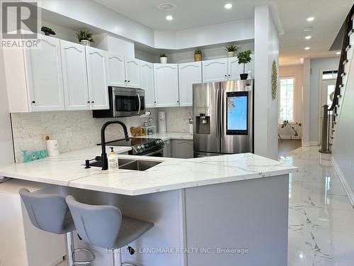 85 Chelton Drive, Richmond Hill, ON - Indoor Photo Showing Kitchen With Upgraded Kitchen