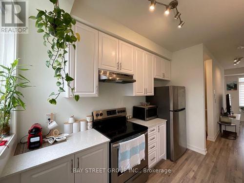 12 - 370 G Red Maple Road, Richmond Hill (Langstaff), ON - Indoor Photo Showing Kitchen