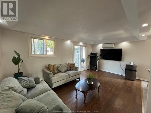 1149 Abbey Court, Windsor, ON - Indoor Photo Showing Living Room