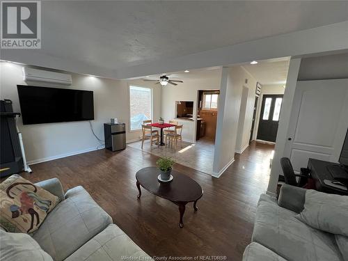 1149 Abbey Court, Windsor, ON - Indoor Photo Showing Living Room