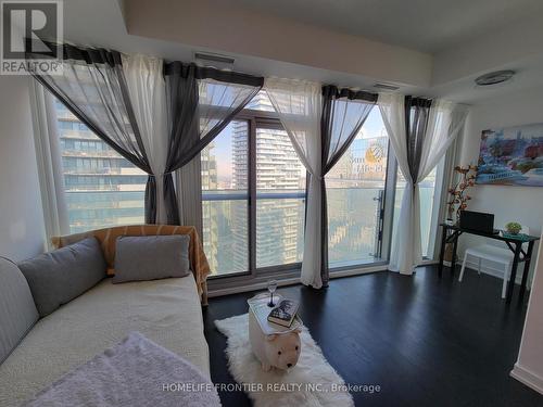 4401 - 14 York Street, Toronto (Waterfront Communities), ON - Indoor Photo Showing Living Room