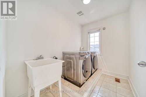 1088 Sherman Brock Circle, Newmarket, ON - Indoor Photo Showing Laundry Room