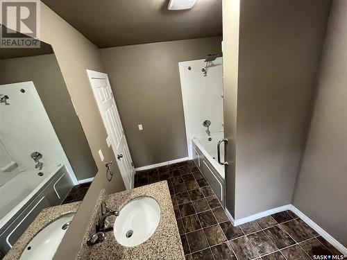 2913 Rae Street, Regina, SK - Indoor Photo Showing Bathroom