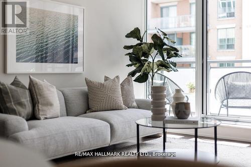 304 - 200 Woodbine Avenue, Toronto (The Beaches), ON - Indoor Photo Showing Living Room