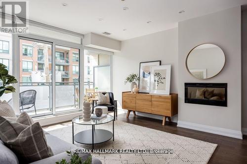 304 - 200 Woodbine Avenue, Toronto (The Beaches), ON - Indoor Photo Showing Living Room