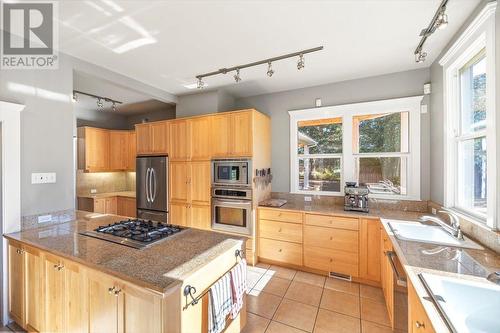 9 Park Crescent, Fernie, BC - Indoor Photo Showing Kitchen