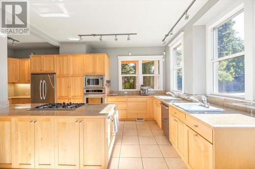 9 Park Crescent, Fernie, BC - Indoor Photo Showing Kitchen