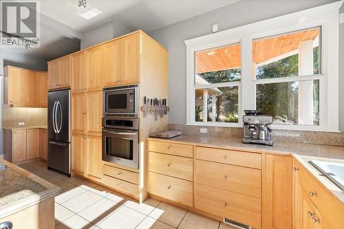 9 Park Crescent, Fernie, BC - Indoor Photo Showing Kitchen