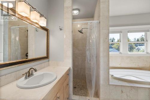 9 Park Crescent, Fernie, BC - Indoor Photo Showing Bathroom