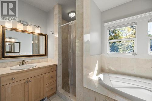 9 Park Crescent, Fernie, BC - Indoor Photo Showing Bathroom