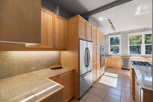 9 Park Crescent, Fernie, BC - Indoor Photo Showing Kitchen