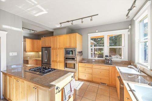 9 Park Crescent, Fernie, BC - Indoor Photo Showing Kitchen