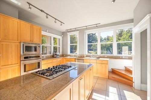 9 Park Crescent, Fernie, BC - Indoor Photo Showing Kitchen