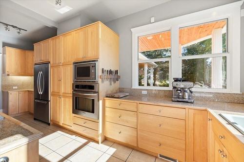 9 Park Crescent, Fernie, BC - Indoor Photo Showing Kitchen