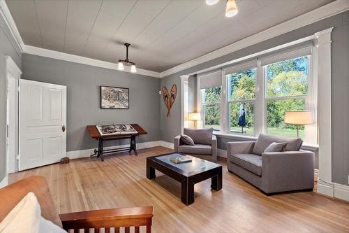 9 Park Crescent, Fernie, BC - Indoor Photo Showing Living Room