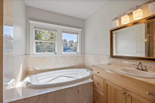 9 Park Crescent, Fernie, BC - Indoor Photo Showing Bathroom