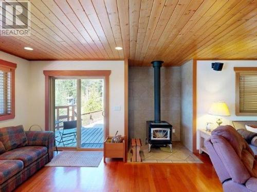 1587 Boar'S Nest Road, Powell River, BC - Indoor Photo Showing Living Room With Fireplace