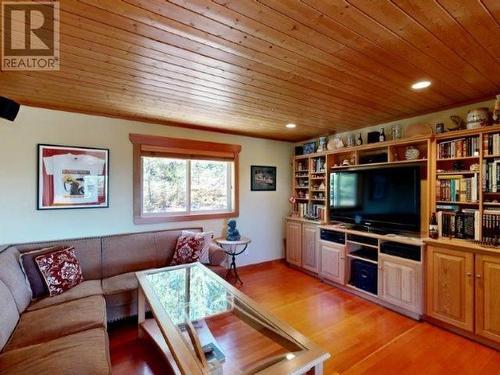 1587 Boar'S Nest Road, Powell River, BC - Indoor Photo Showing Living Room