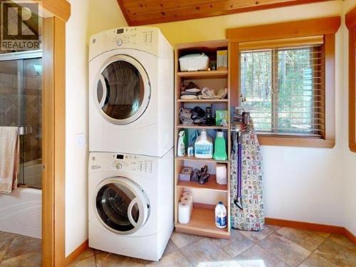 1587 Boar'S Nest Road, Powell River, BC - Indoor Photo Showing Laundry Room