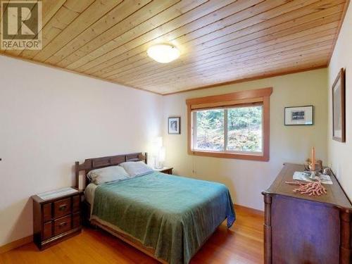 1587 Boar'S Nest Road, Powell River, BC - Indoor Photo Showing Bedroom