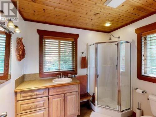 1587 Boar'S Nest Road, Powell River, BC - Indoor Photo Showing Bathroom